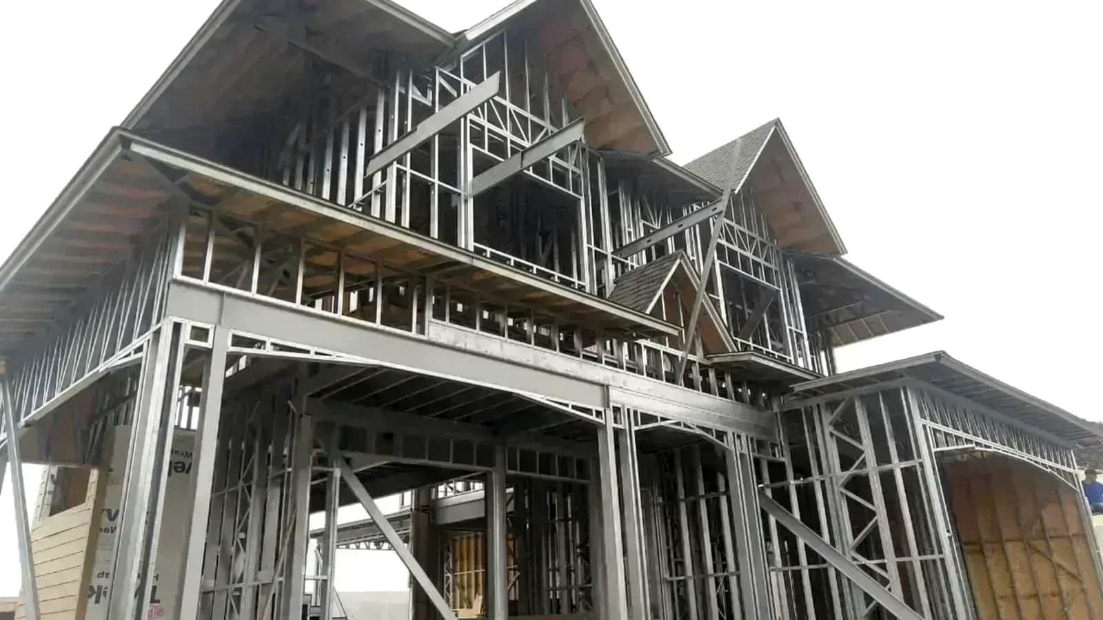 Estrutura de casa em steel frame com telhado de duas águas em montagem