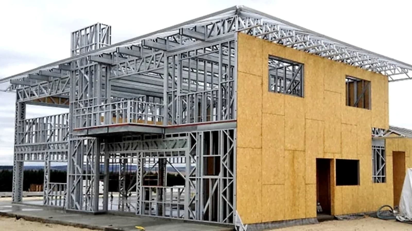 Sobrado em steel frame com parte das paredes já fechadas em placas OSB
